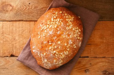 Ev yapımı soğan ekmek peçeteye. Ahşap arka plan. Rustik styl