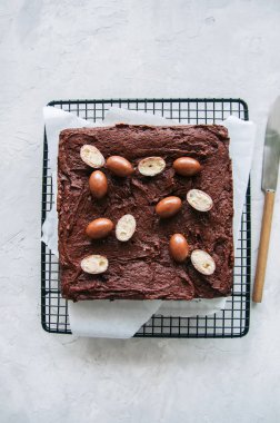 Cre ile dekore edilmiş bir tel raf karanlık çikolatalı brownie kareler
