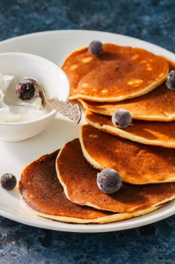 Süzme peynir ekşi krema ile krep ve üzerinde beyaz bir p çilek