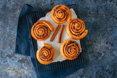 Klasik tarçın rulo - bir tel raf üzerinde Cinnabon. Üstten Görünüm. Blu