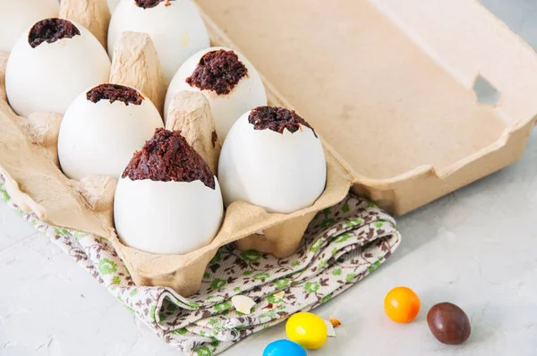 Brownies de chocolate negro en cáscaras de huevo. Pascua o divertidos niños parte — Foto de Stock