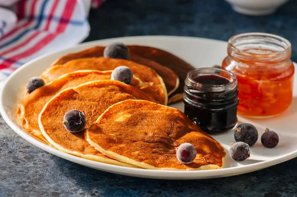 Cottage cheese pancakes with sour cream and berries on a white p — Stock Photo, Image