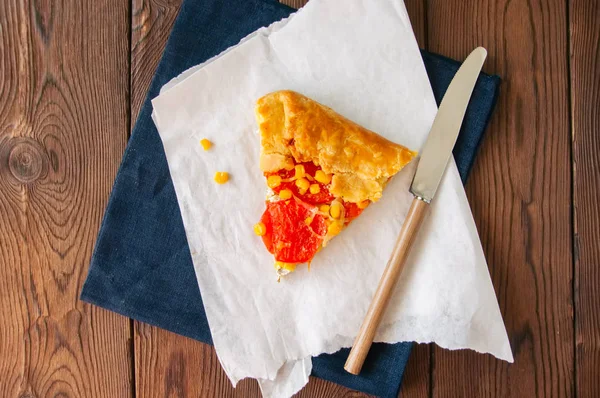 Tomato and sweet corn galette on a wooden board. Top view. Blue — Stock Photo, Image