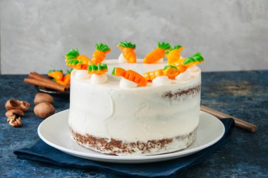 Havuçlu kek krem peynir frosting ile havuç Ma ile dekore edilmiştir.