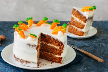 Havuçlu kek krem peynir frosting ile havuç Ma ile dekore edilmiştir.