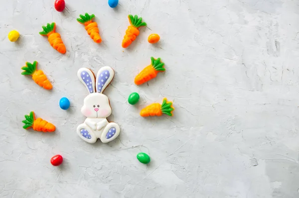 Galletas de conejo de Pascua y mermelada de zanahoria con caramelos o — Foto de Stock