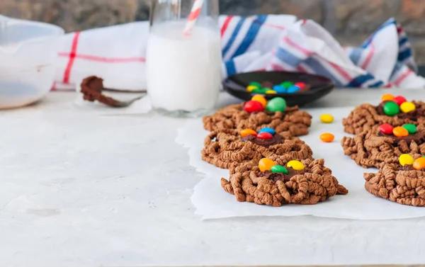 Galletas de nido de chocolate decoradas con dulces de colores en — Foto de Stock