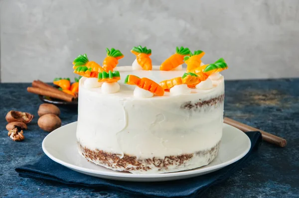 Havuçlu kek krem peynir frosting ile havuç Ma ile dekore edilmiştir.