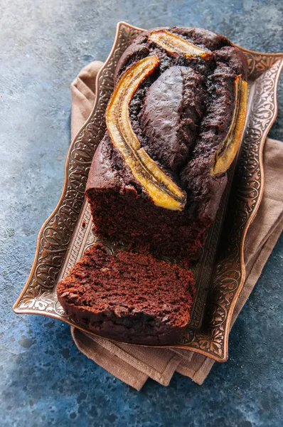 Skivad rik choklad bananbröd datum på en vintage bricka på en b — Stockfoto