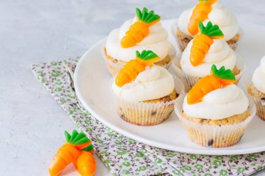 Çikolata parçaları ve krem peynir frosting ile vanilya cupcakes 