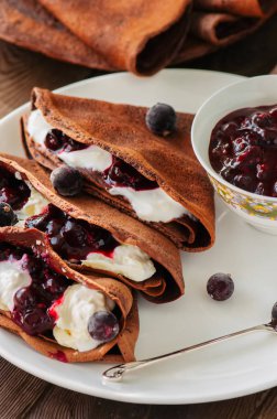 Ekşi krema ve Siyah frenk üzümü sauc çikolatalı krepler (blinis)