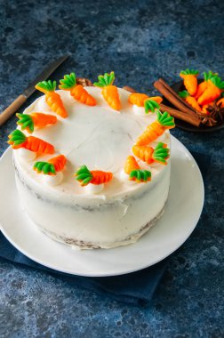 Havuçlu kek krem peynir frosting ile havuç Ma ile dekore edilmiştir.