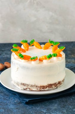 Havuçlu kek krem peynir frosting ile havuç Ma ile dekore edilmiştir.