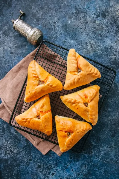 Uchpuchmak casero (samsa) con carne y patata servidas en un wir — Foto de Stock