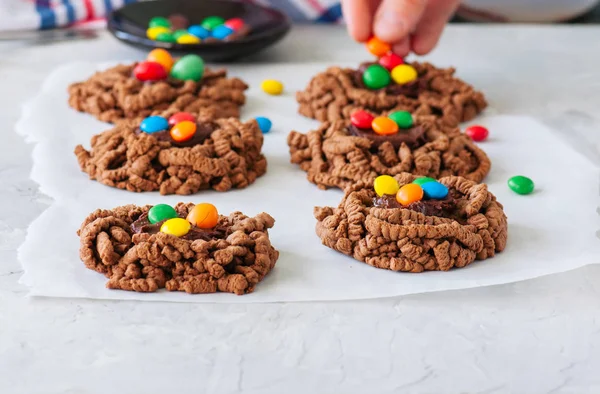 Chocolate bird's nest cookies decorated with colorful candies on — Stock Photo, Image