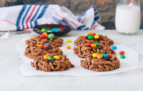 Schokolade Vogelnest Plätzchen mit bunten Bonbons auf dekoriert — Stockfoto