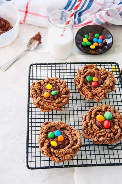 Печенье из шоколадного птичьего гнезда, украшенное красочными конфетками — стоковое фото