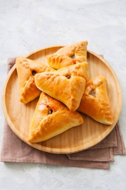 Ev yapımı uchpuchmak (samsa) et ve patates ile bir woo görev yaptı.