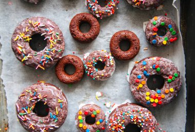 Sır ve şekerleme tepesi o çikolatalı çörek fırında