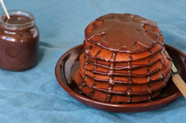 Mavi renkli bir tabağa şurubu ile çikolatalı kek.