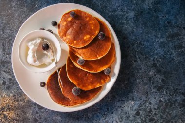 Süzme peynir ekşi krema ile krep ve üzerinde beyaz bir p çilek