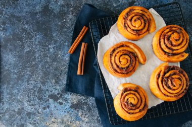 Klasik rulo tarçın - Cinnabon bir tel raf kazandı. Mavi taş b