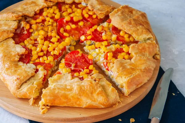 Galette de tomates et maïs sucré sur une planche en bois. Ferme là. Blanc — Photo