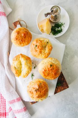 Ahşap oyun tahtası kokulu Çift peynirli kek. Beyaz taş geri