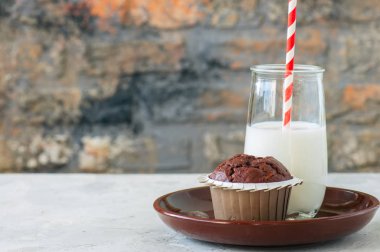 Zengin çikolata kabak kek çikolata parçaları ile. Yakın çekim. 