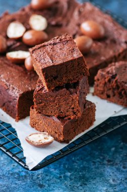 Cre ile dekore edilmiş bir tel raf karanlık çikolatalı brownie kareler