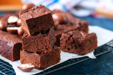 Cre ile dekore edilmiş bir tel raf karanlık çikolatalı brownie kareler