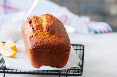 Limon haşhaş tohumu sade kek bir tel raf üzerinde. Beyaz taş backgrou