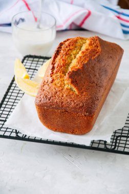 Limon haşhaş tohumu sade kek bir tel raf üzerinde. Beyaz taş backgrou