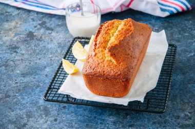 Limon haşhaş tohumu sade kek bir tel raf üzerinde. Mavi taş adam