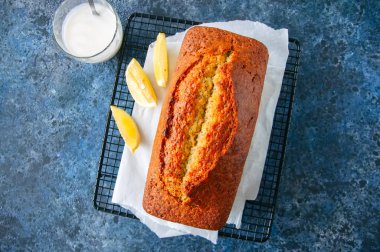 Limon haşhaş tohumu sade kek bir tel raf üzerinde. Mavi taş adam