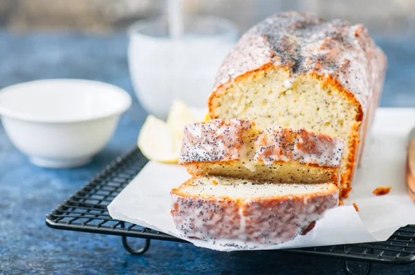 Skivad citron vallmofrö pund kaka täckt med en glasyr på en wir — Stockfoto