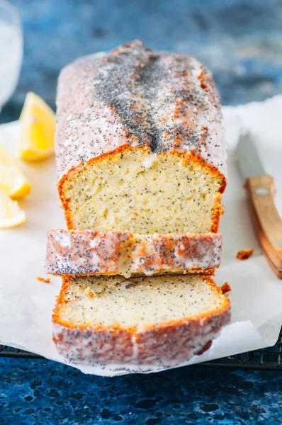 슬라이스 레몬 양 귀 비 씨 파운드 케이크는 wir에서 유약으로 덮여 — 스톡 사진