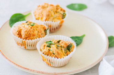 Lezzetli patates ıspanak ve peynir kek bir tabakta. Beyaz 