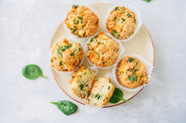 Lezzetli patates ıspanak ve peynir kek bir tabakta. Beyaz 