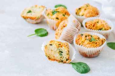 Lezzetli patates ıspanak ve peynir kek üzerinde beyaz bir taş backgrou