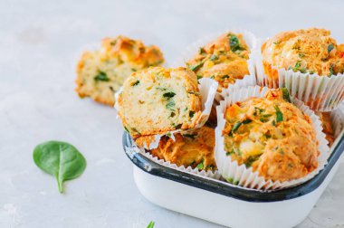 Lezzetli patates çörekler bir kase ıspanak ve beyaz. Beyaz taş zemin. Kopya alanı.