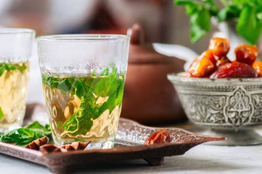 Vintage bir tepsi üzerinde tarihleri ile geleneksel Fas nane çayı. Whit