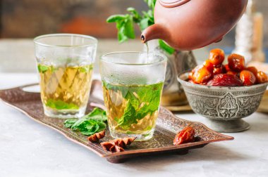 Vintage bir tepsi üzerinde tarihleri ile geleneksel Fas nane çayı. Whit