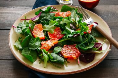 Taze salata karışımı ahşap arka plan üzerinde kan portakal ile. Sayfanın Üstü 