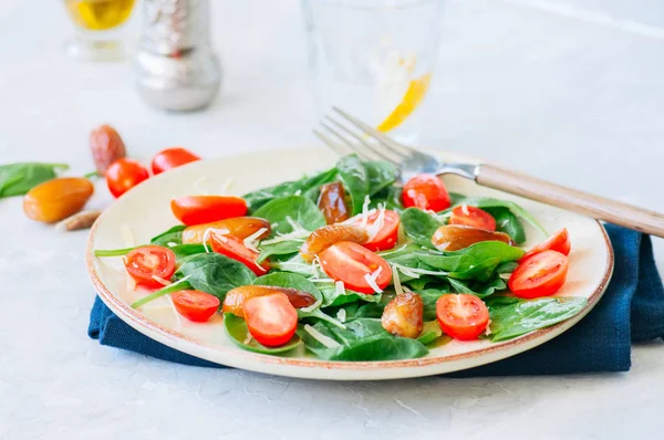 Fresh salad with spinach tomatoes cherry and dates served on a p — Stock Photo, Image