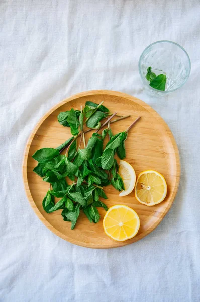 Ingredientes para chá marroquino ou água infundida. Fatia de folhas de hortelã — Fotografia de Stock