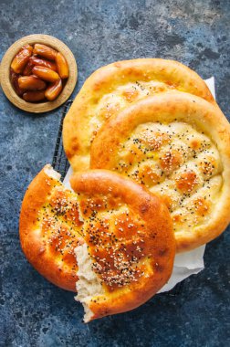 Türk ramazan pidesi - geleneksel Türk Ramazan flatbreads 