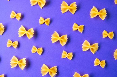 Farfalle makarna mor bir arka plan üzerinde farklı boyutu. 
