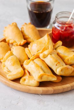 Ketçap ile ahşap bir tabakta empanadas iki tür