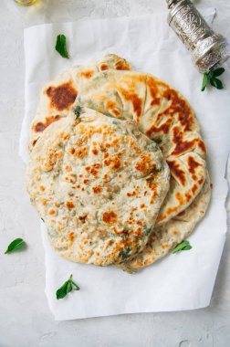 Hint gözleme - Herb paratha fırın kağıt üzerinde dolması
